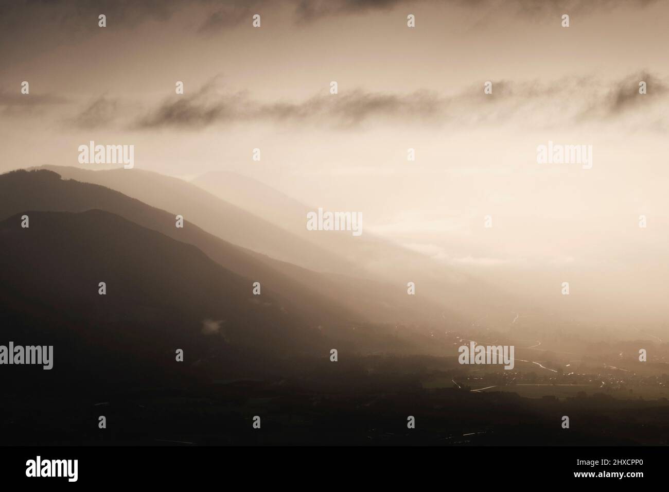 montagnes superposées sous le soleil après la pluie avec des nuages doux Banque D'Images