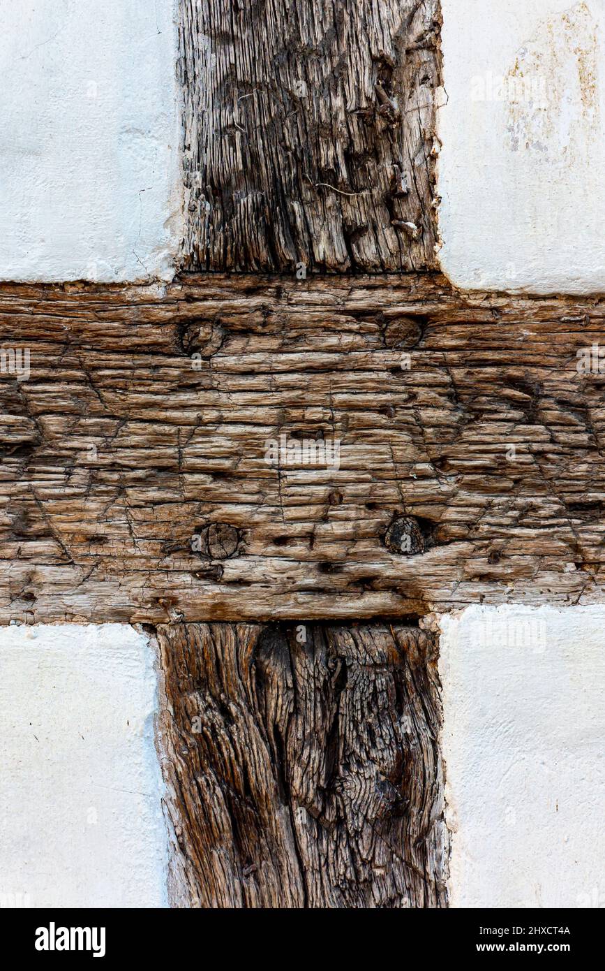 Vue rapprochée des poutres en bois et du mur blanc sur un bâtiment médiéval à Tewkesbury Gloucestershire, Angleterre, Royaume-Uni. Banque D'Images