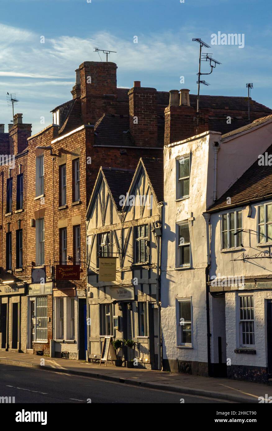 Bâtiments et boutiques traditionnels dans le centre de Tewkesbury une ville de Gloucestershire Angleterre Royaume-Uni. Banque D'Images