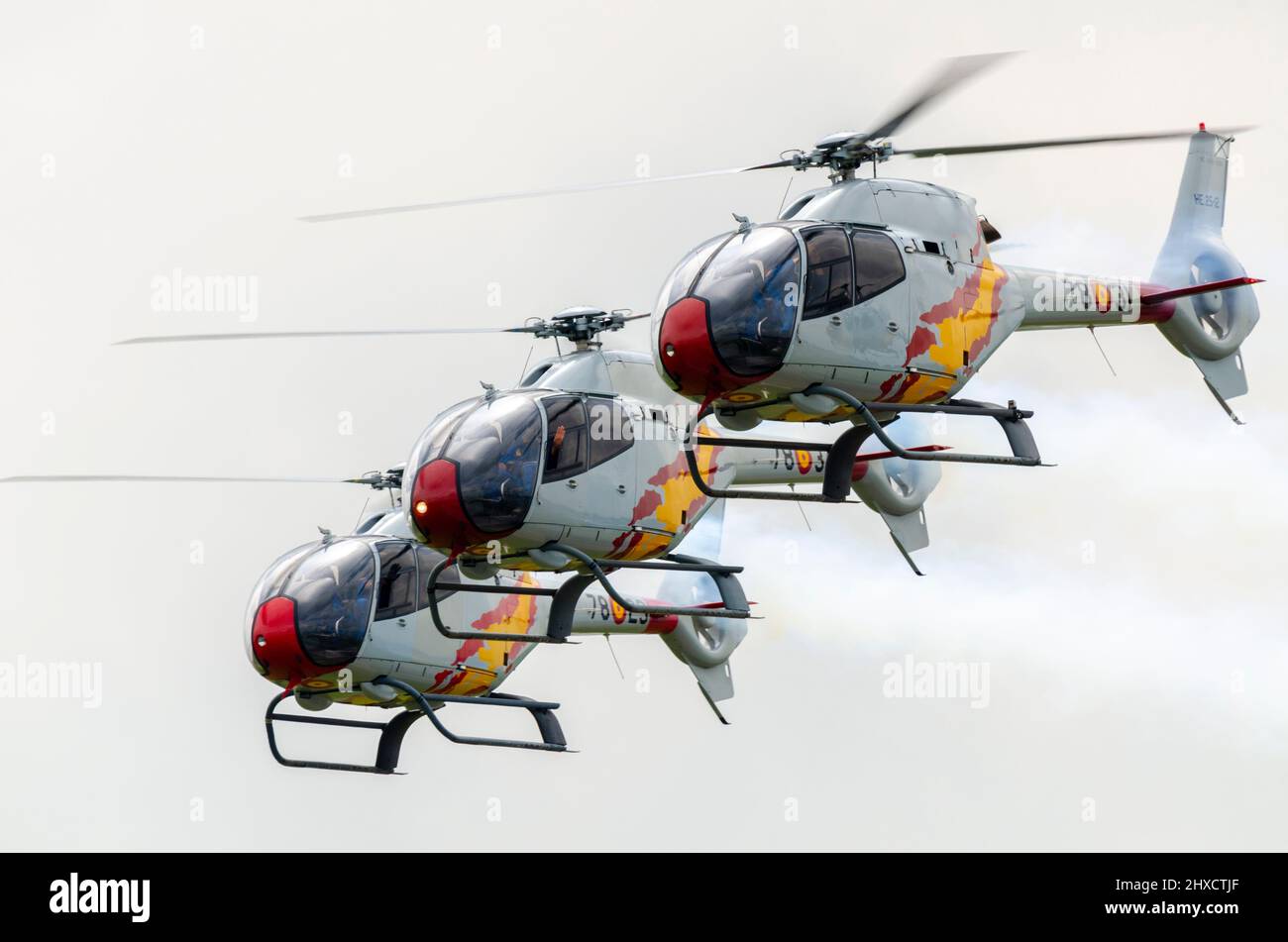 Patrulla ASPA, équipe espagnole d'exposition aérobie par hélicoptère de la Force aérienne, volant des hélicoptères Eurocopter EC-120 Colibri. Formation volant à RAF Waddington Banque D'Images