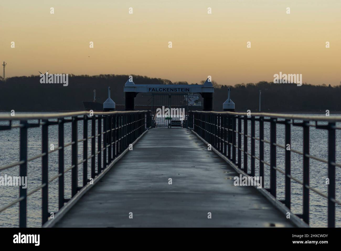 L'atmosphère matinale d'hiver juste avant le lever du soleil avec un ciel clair à Falckensteiner Strand à Kiel. Banque D'Images