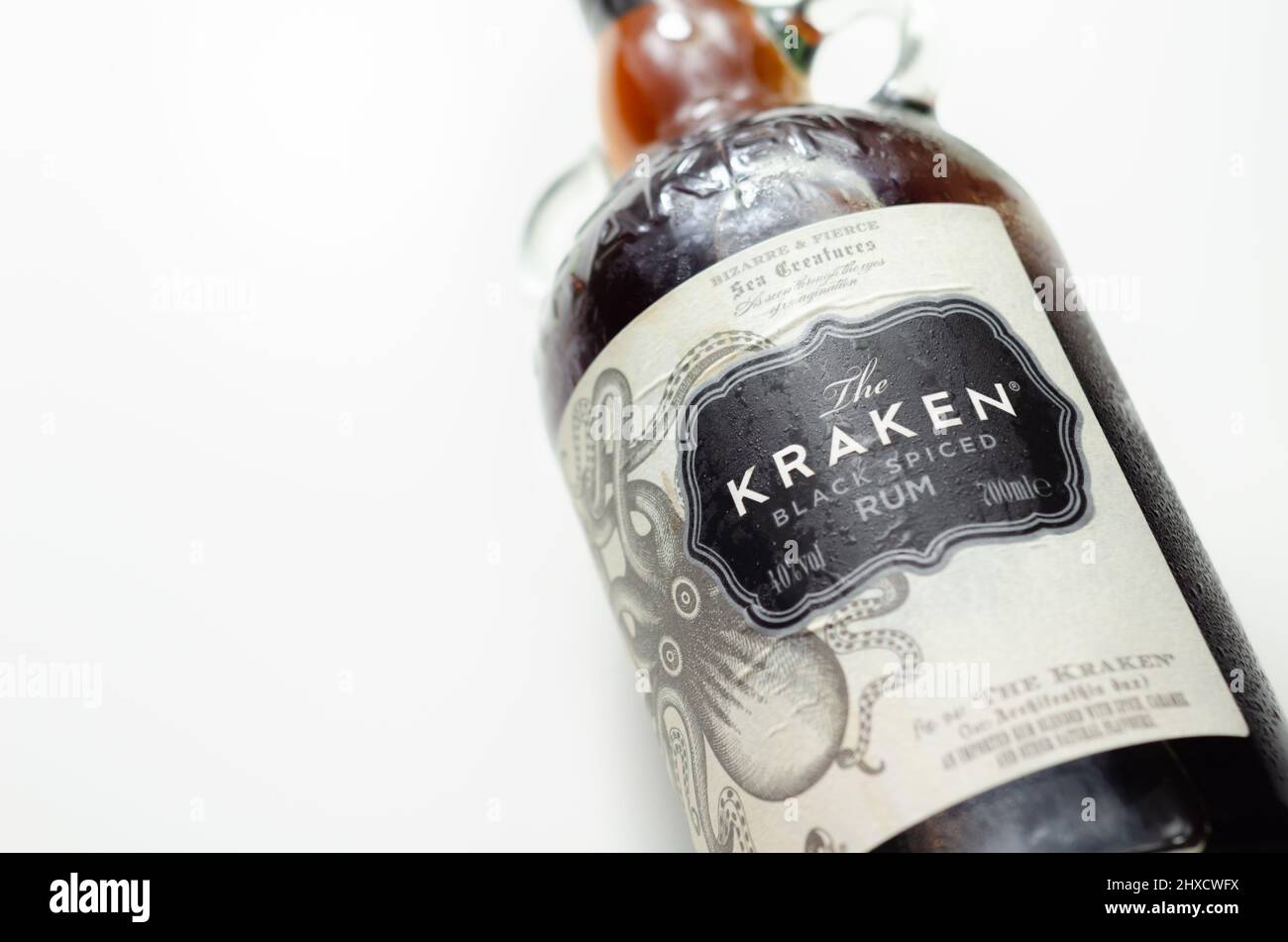 LONDRES, ROYAUME-UNI - 01 FÉVRIER 2022 rhum épicé noir des Caraïbes dans une bouteille victorienne caractéristique avec une photo d'un monstre marin Banque D'Images