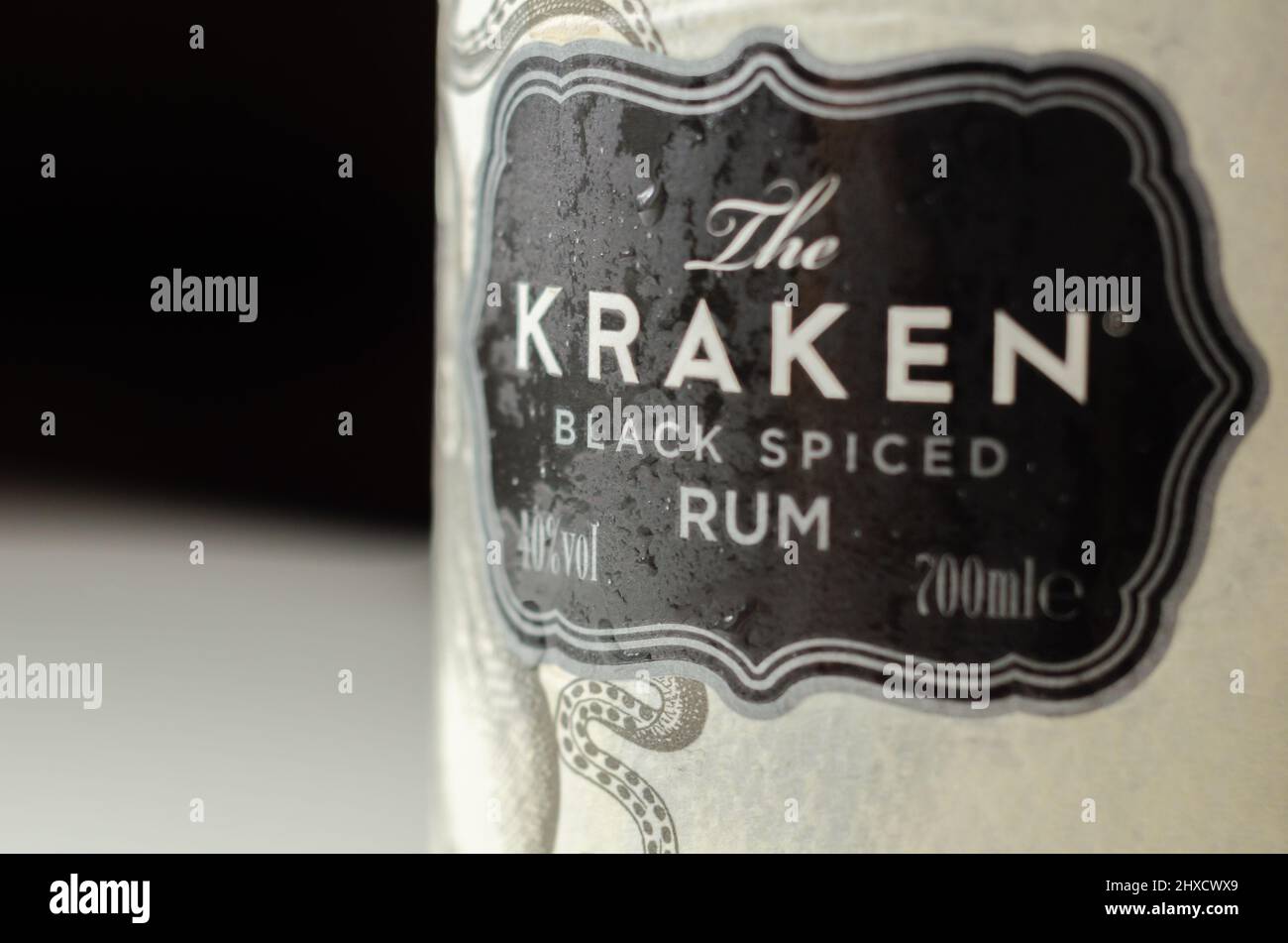 LONDRES, ROYAUME-UNI - 01 FÉVRIER 2022 rhum épicé noir des Caraïbes dans une bouteille victorienne caractéristique avec une photo d'un monstre marin Banque D'Images