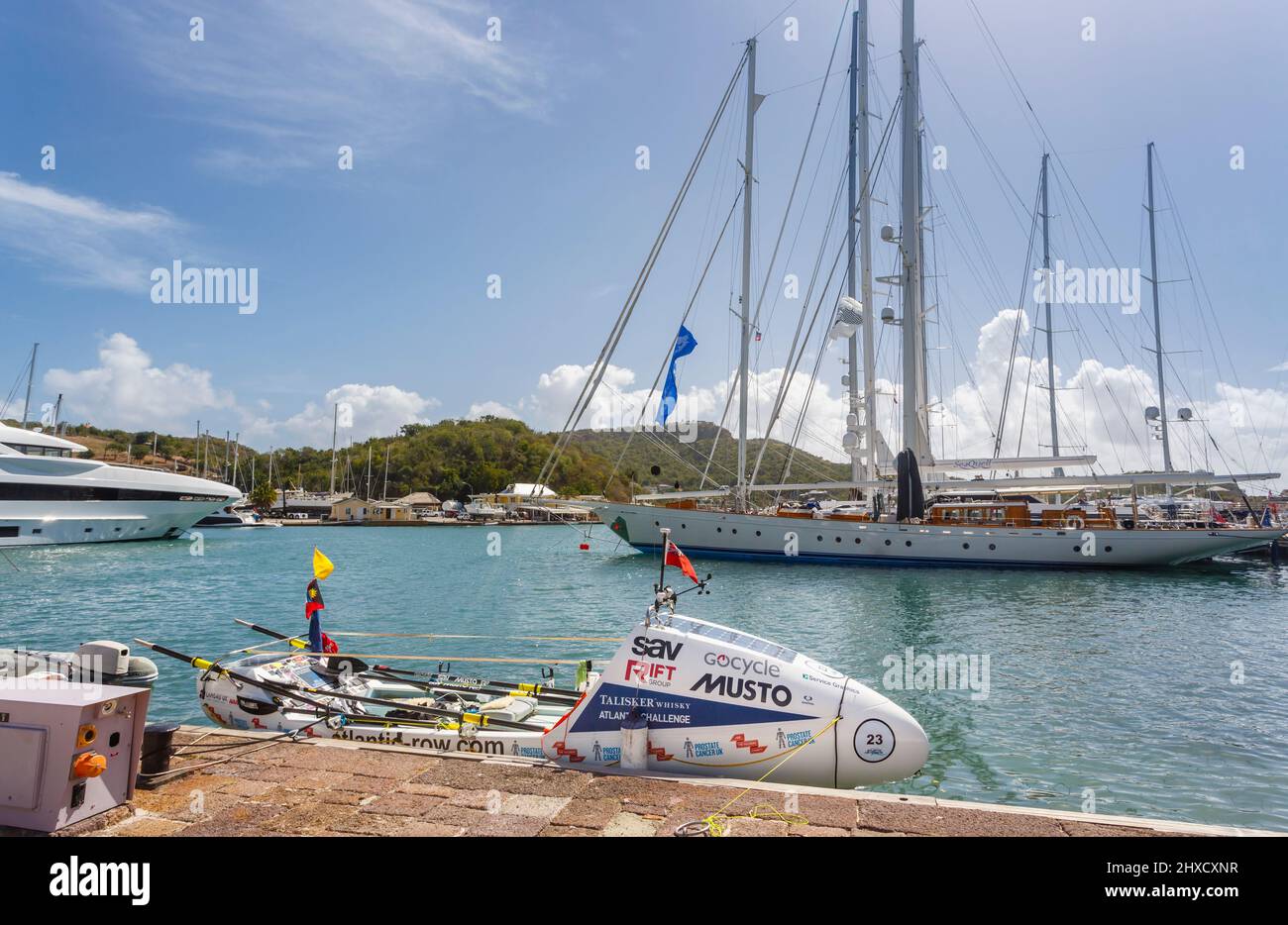 Bateau à rames utilisées pour le whisky Talisker Défi Atlantique amarrés à Nelson's Dockyard, English Harbour, Antigua-et-Barbuda Banque D'Images