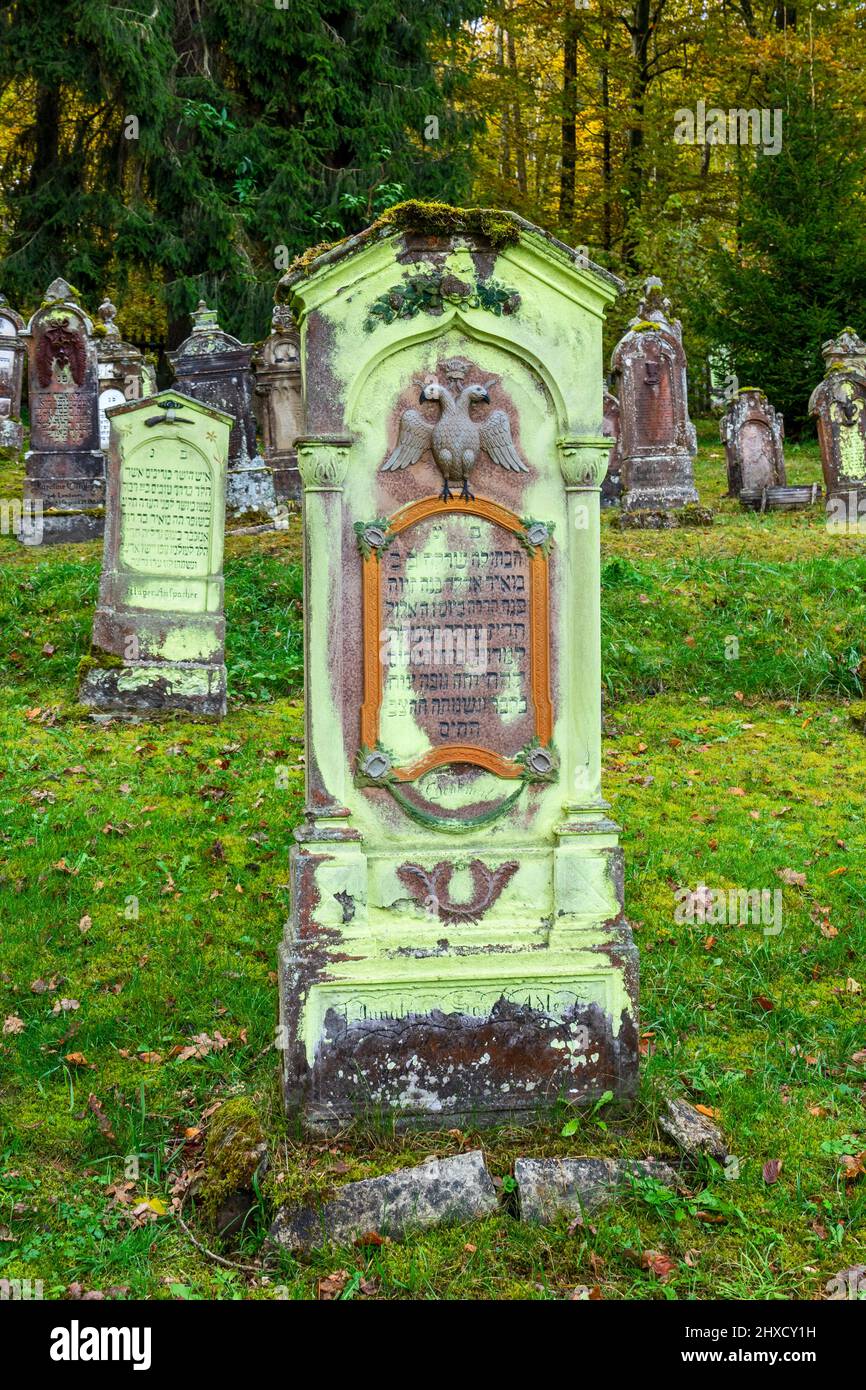 Le cimetière juif de Buttenhausen est un monument culturel protégé. Le cimetière a été établi en 1789. Le dernier enterrement a eu lieu en 1943. Pierre tombale de la vierge Sara Adler. L'aigle à double tête symbolise le nom de famille. Banque D'Images