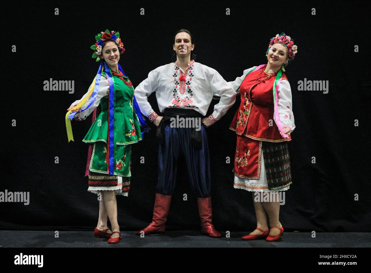 Excel London, Royaume-Uni. 11th mars 2022. Le groupe ukrainien Prolisok Dance ensemble se produit à des applaudissements rugissants de l'auditoire sur la scène principale, et de recueillir des fonds pour l'Ukraine avec la charité Dance Aid, soutenu par les organisateurs. Ivanna Rudnytska, Vicky Varodi et Roman posent dans leurs costumes traditionnels ukrainiens après la représentation. Après deux ans d'absence, l'un des plus grands spectacles et expositions de danse et de spectacles bat son plein avec des milliers de visiteurs et d'artistes qui assisteront à l'édition 15th d'Excel London ce week-end. Credit: Imagetraceur/Alamy Live News Banque D'Images