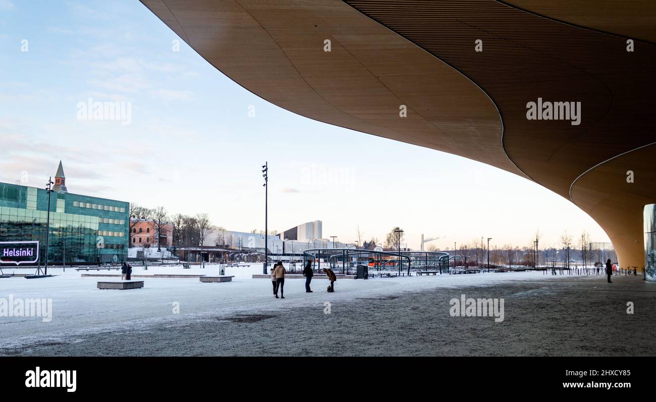 Helsinki, Finlande, décembre 2021. L'immense auvent en bois de la bibliothèque centrale Oodi Banque D'Images