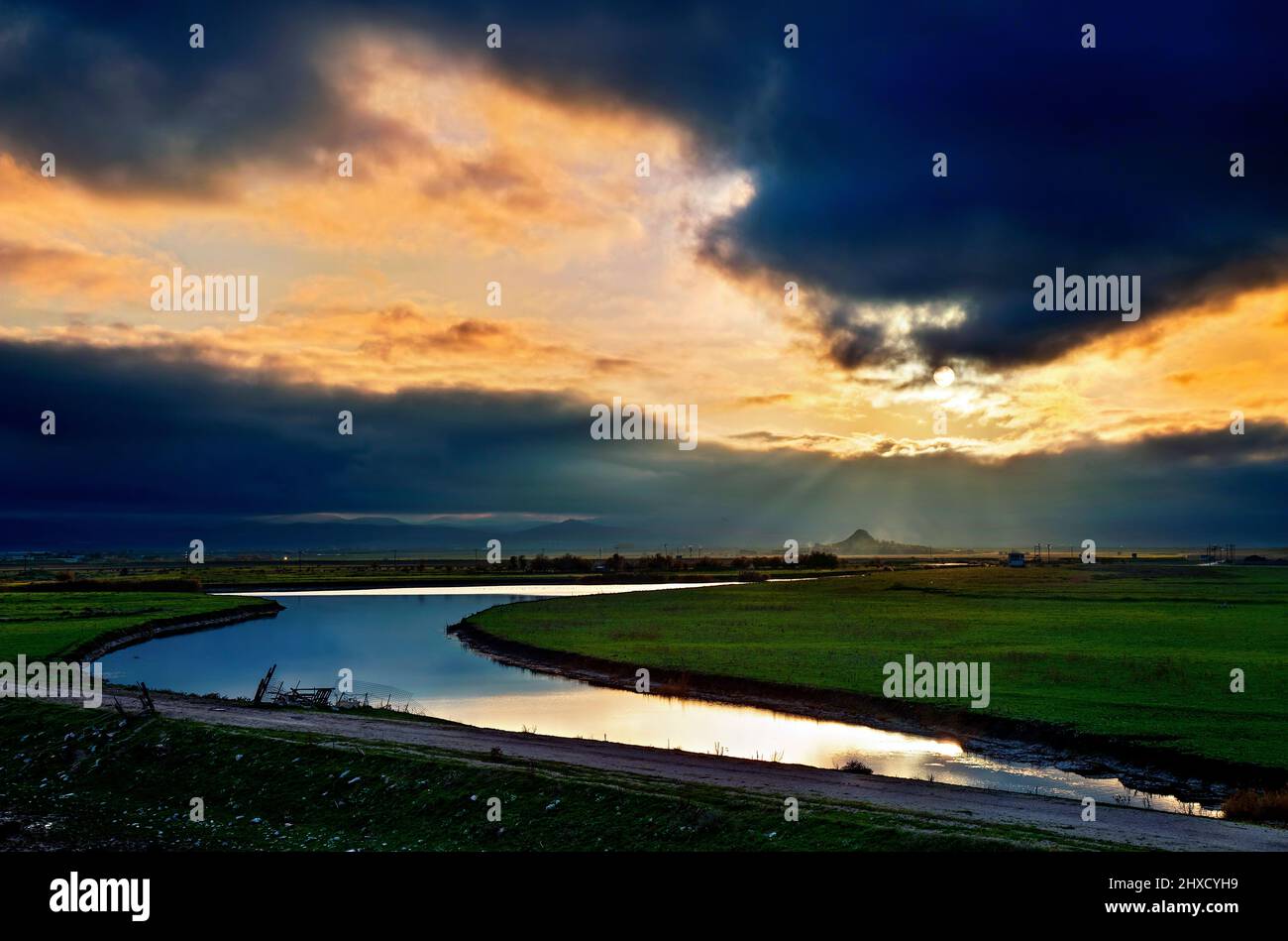 Coucher de soleil sur un canal à côté du lac Karla (ou 'Carla'), préfectures de Larissa & Magnisia, Thessalie, Grèce. Banque D'Images