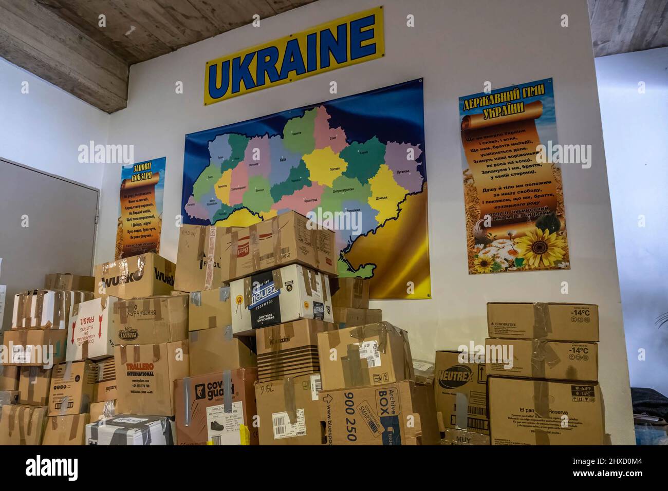 Une pile de cartons prêts à arriver à la frontière polonaise est vue dans la paroisse de Saint Monica sous la carte et le nom de l'Ukraine. Les volontaires ukrainiens résidant à Barcelone mènent différentes initiatives de soutien à leurs compatriotes après l'occupation russe de l'État d'Ukraine. Banque D'Images