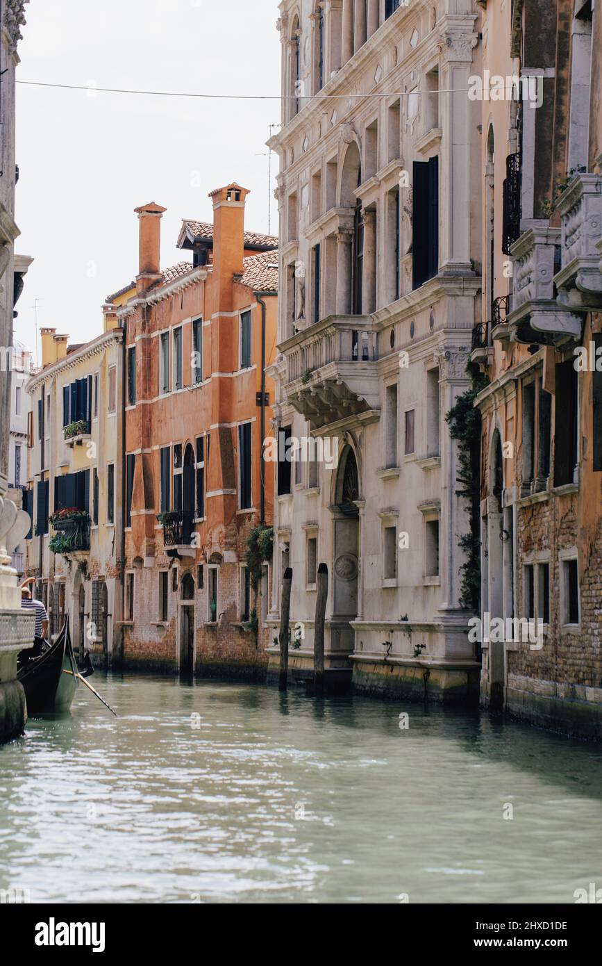 Gondole vénitienne voyageant sur un petit canal à Venise, Italie Banque D'Images