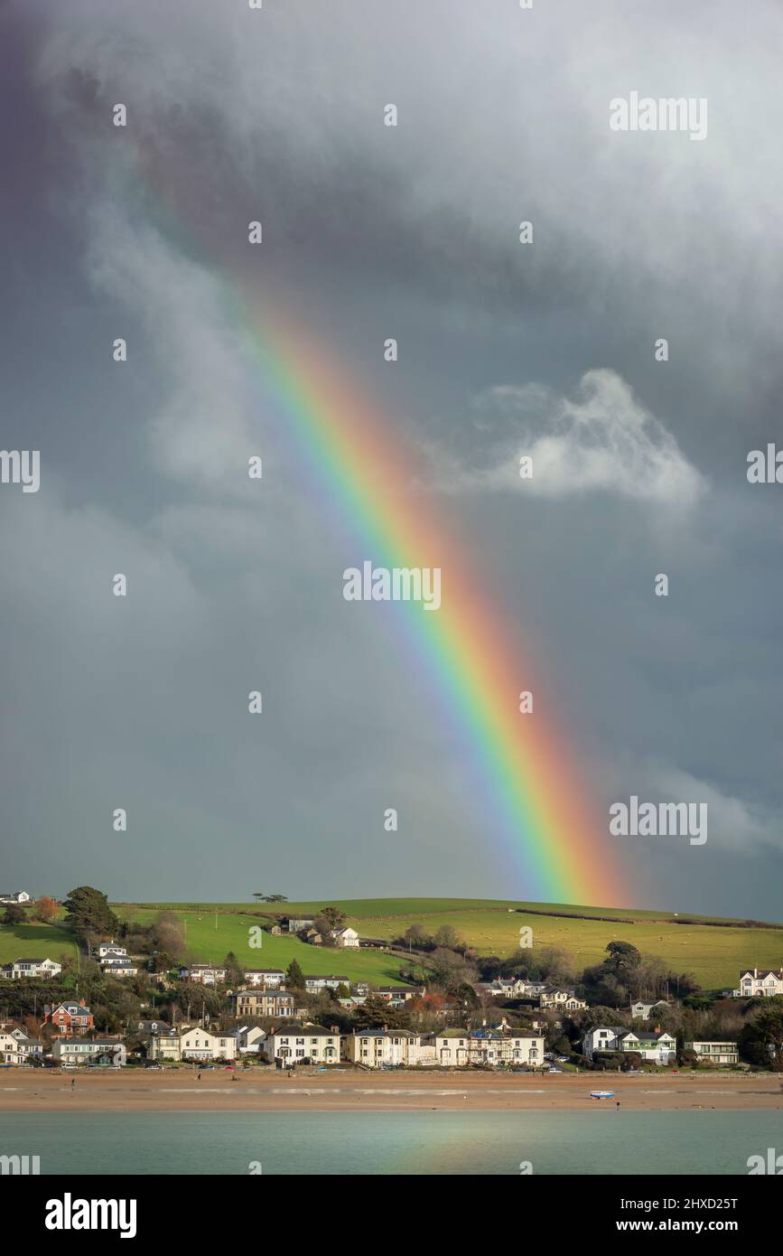 Appledore, North Devon, Angleterre. Vendredi 11th mars 2022. Lors d'une descente intense, un arc-en-ciel coloré apparaît au-dessus du village côtier d'Insow, dans le nord du Devon. Crédit : Terry Mathews/Alay Live News Banque D'Images