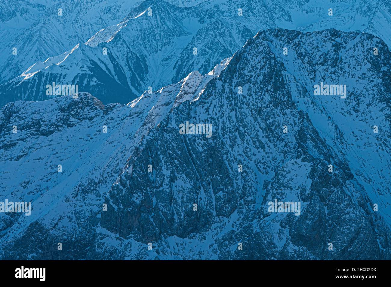 Ambiance matinale sur le Zugspitze, lever du soleil sur la plus haute montagne d'Allemagne 'Top of Germany'. Photographie de paysage. Banque D'Images