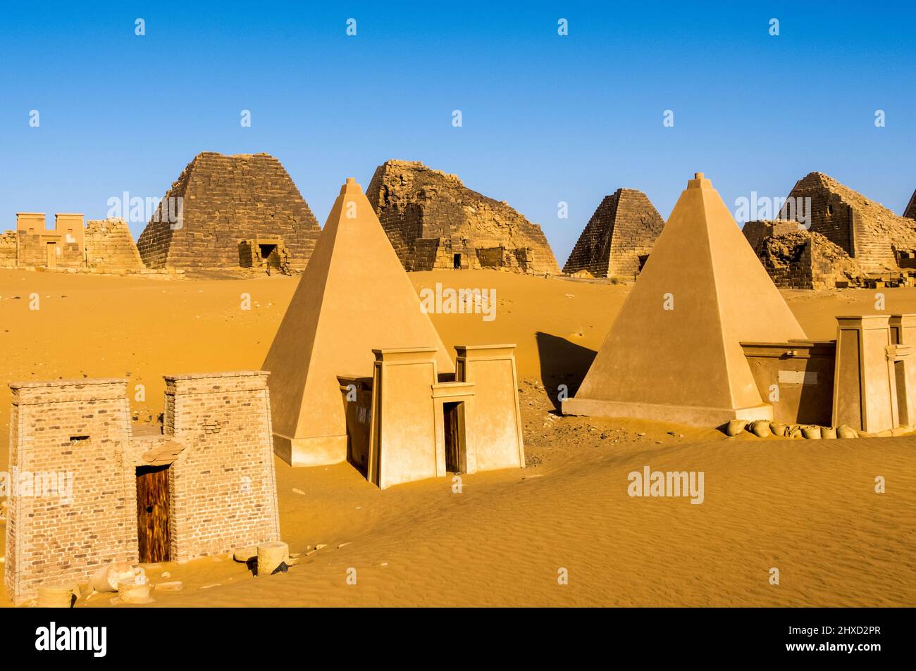 Silhouette des pyramides de Meroe dans le désert de Nubie Banque D'Images