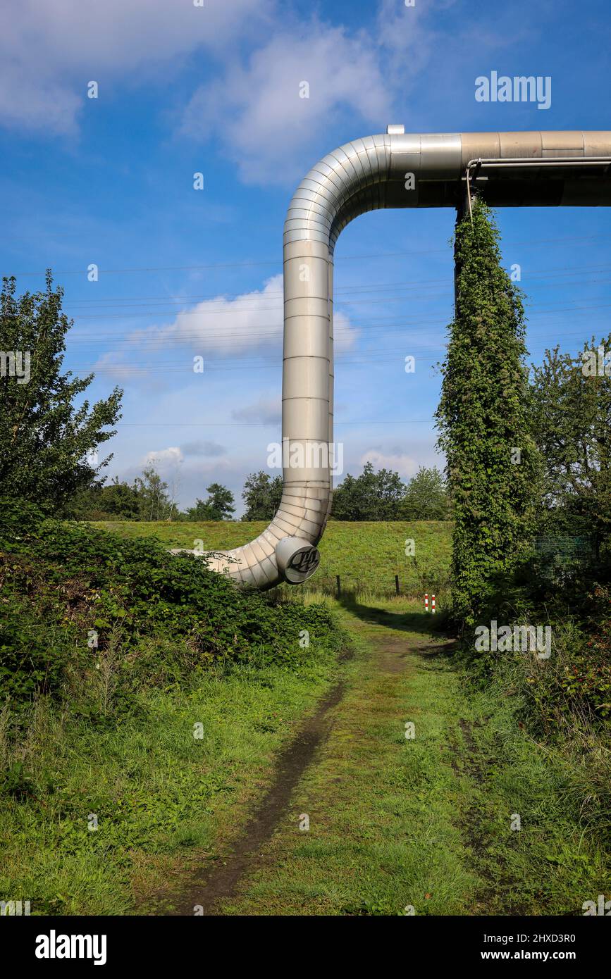 Essen, Rhénanie-du-Nord-Westphalie, Allemagne - conduites de chauffage de district le long de l'Emscher. Le chauffage urbain est le terme utilisé pour décrire la chaleur générée dans une centrale combinée de chaleur et d'électricité ou une centrale de cogénération, puis acheminé à des ménages individuels au moyen de systèmes de tuyauterie d'eau chaude ou de vapeur. Banque D'Images