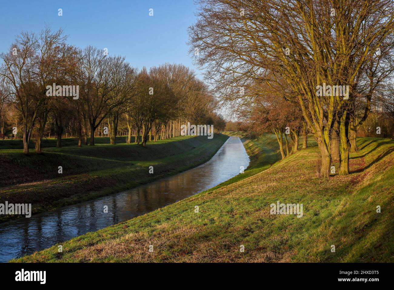 Dinslaken, Rhénanie-du-Nord-Westphalie, Allemagne - le fleuve Emscher est totalement exempt d'eaux usées depuis janvier 2022, suite à la construction d'un égout parallèle. Auparavant, la rivière était un canal d'eaux usées ouvert, au-dessus du sol, qui combinait les eaux de surface et les eaux usées. Banque D'Images