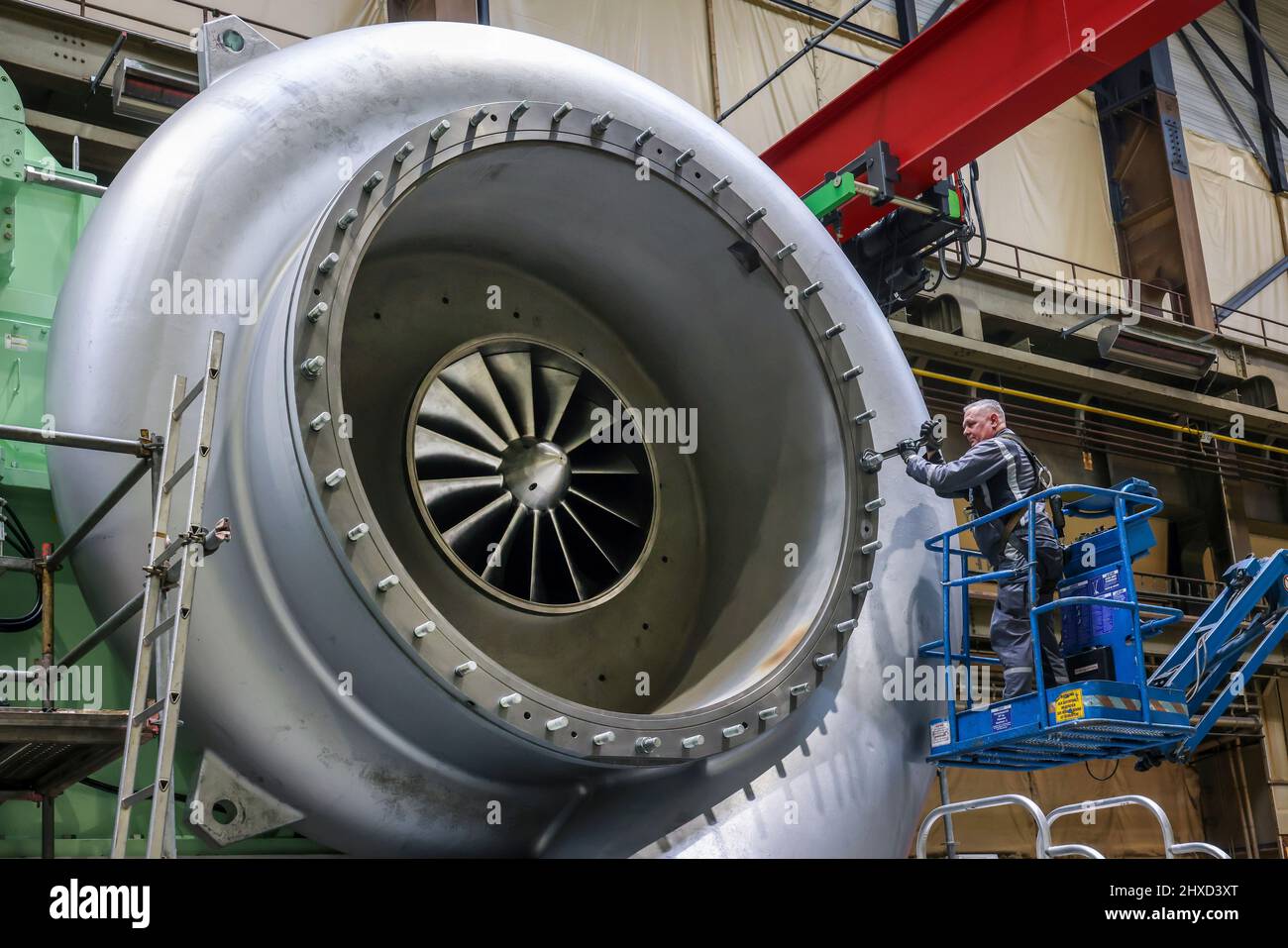 Mécanicien industriel travaillant sur un compresseur à engrenages, MAN Energy Solutions, Oberhausen, Rhénanie-du-Nord-Westphalie, Allemagne Banque D'Images