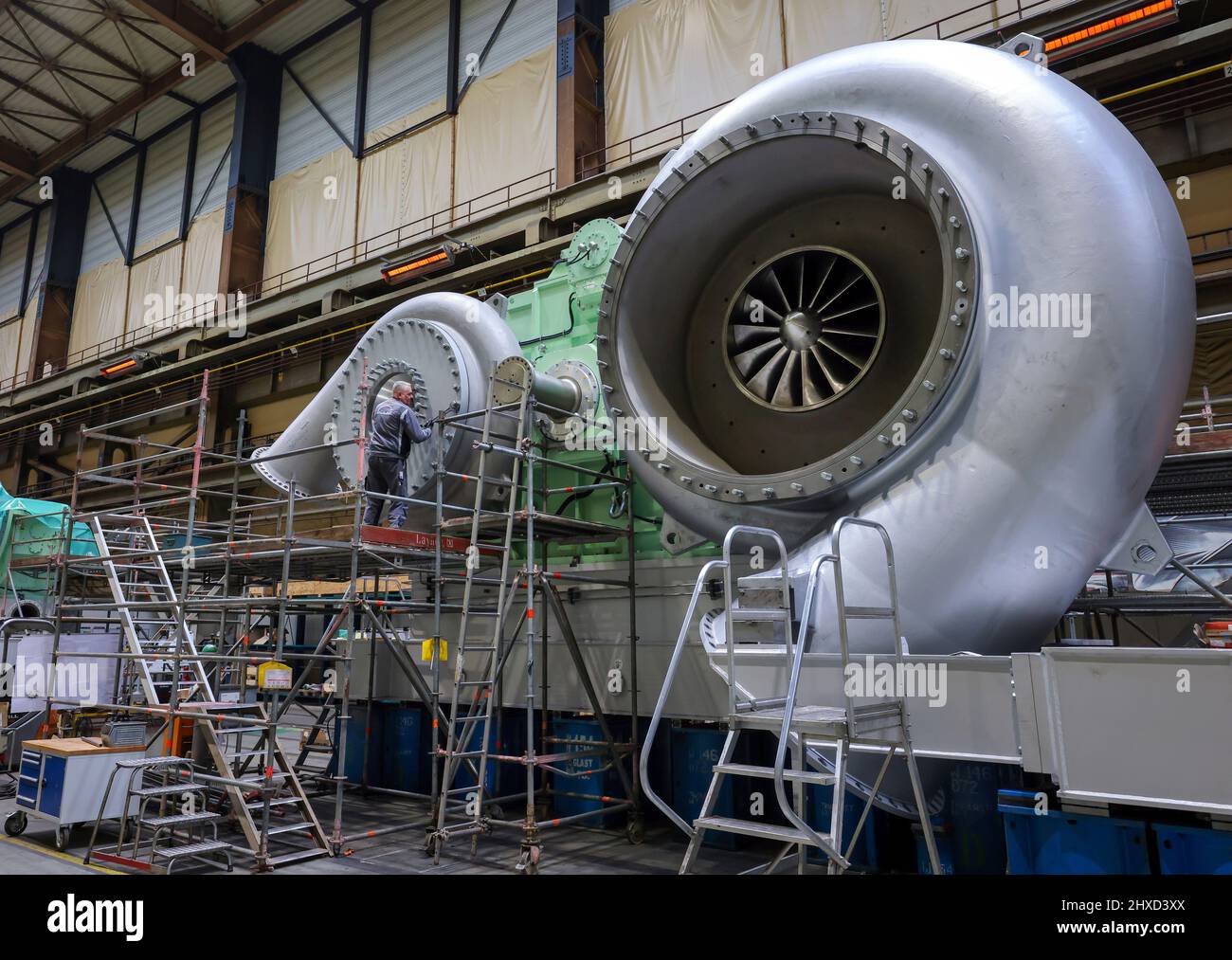 Mécanicien industriel travaillant sur un compresseur à engrenages, MAN Energy Solutions, Oberhausen, Rhénanie-du-Nord-Westphalie, Allemagne Banque D'Images
