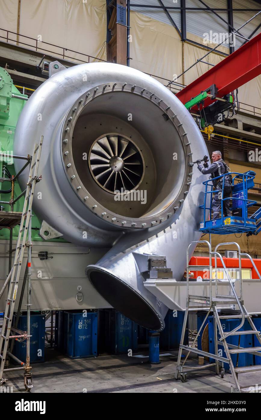 Mécanicien industriel travaillant sur un compresseur à engrenages, MAN Energy Solutions, Oberhausen, Rhénanie-du-Nord-Westphalie, Allemagne Banque D'Images