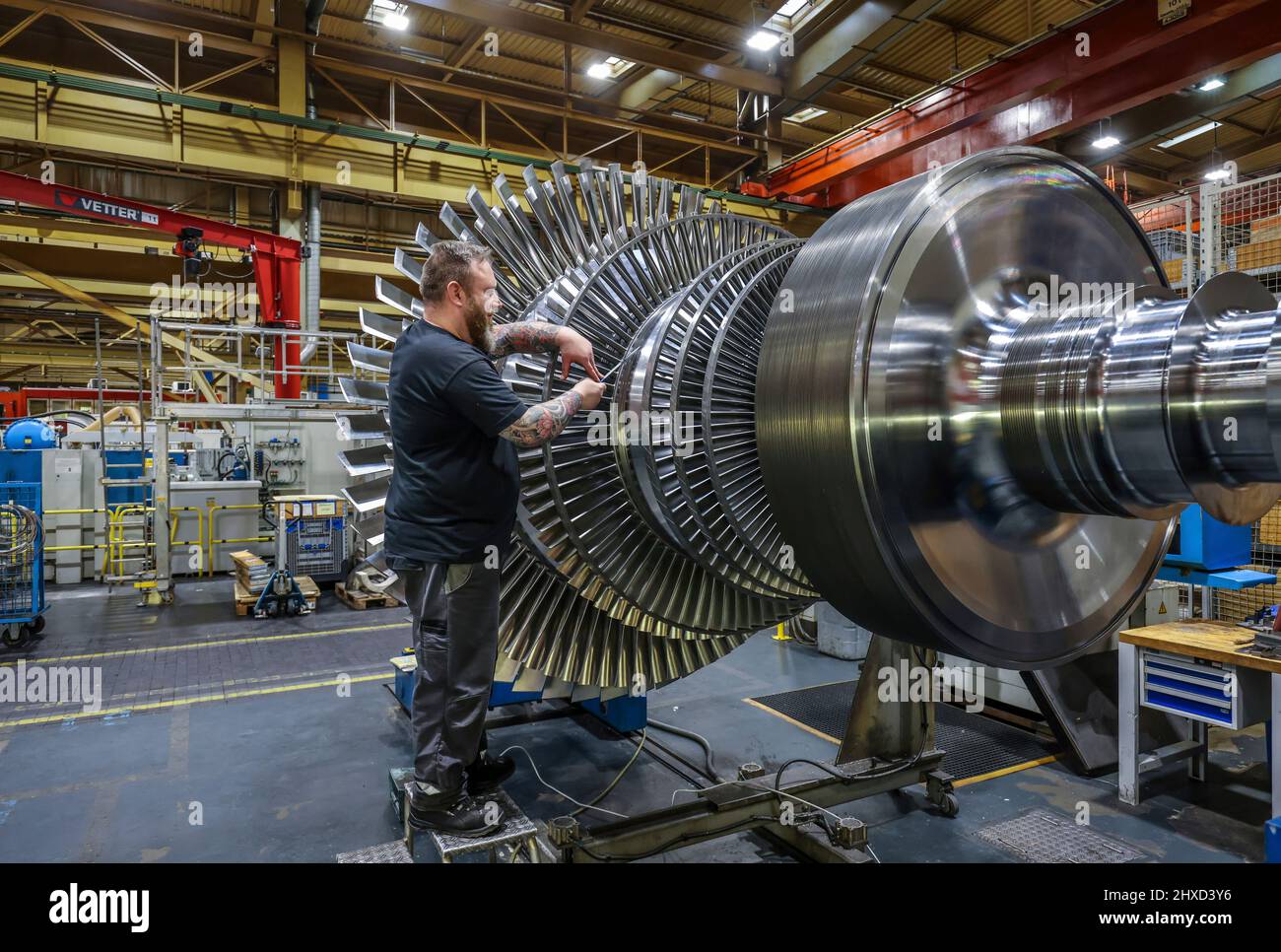 Mécanicien industriel travaillant sur une turbine à vapeur, MAN Energy Solutions, Oberhausen, Rhénanie-du-Nord-Westphalie, Allemagne Banque D'Images