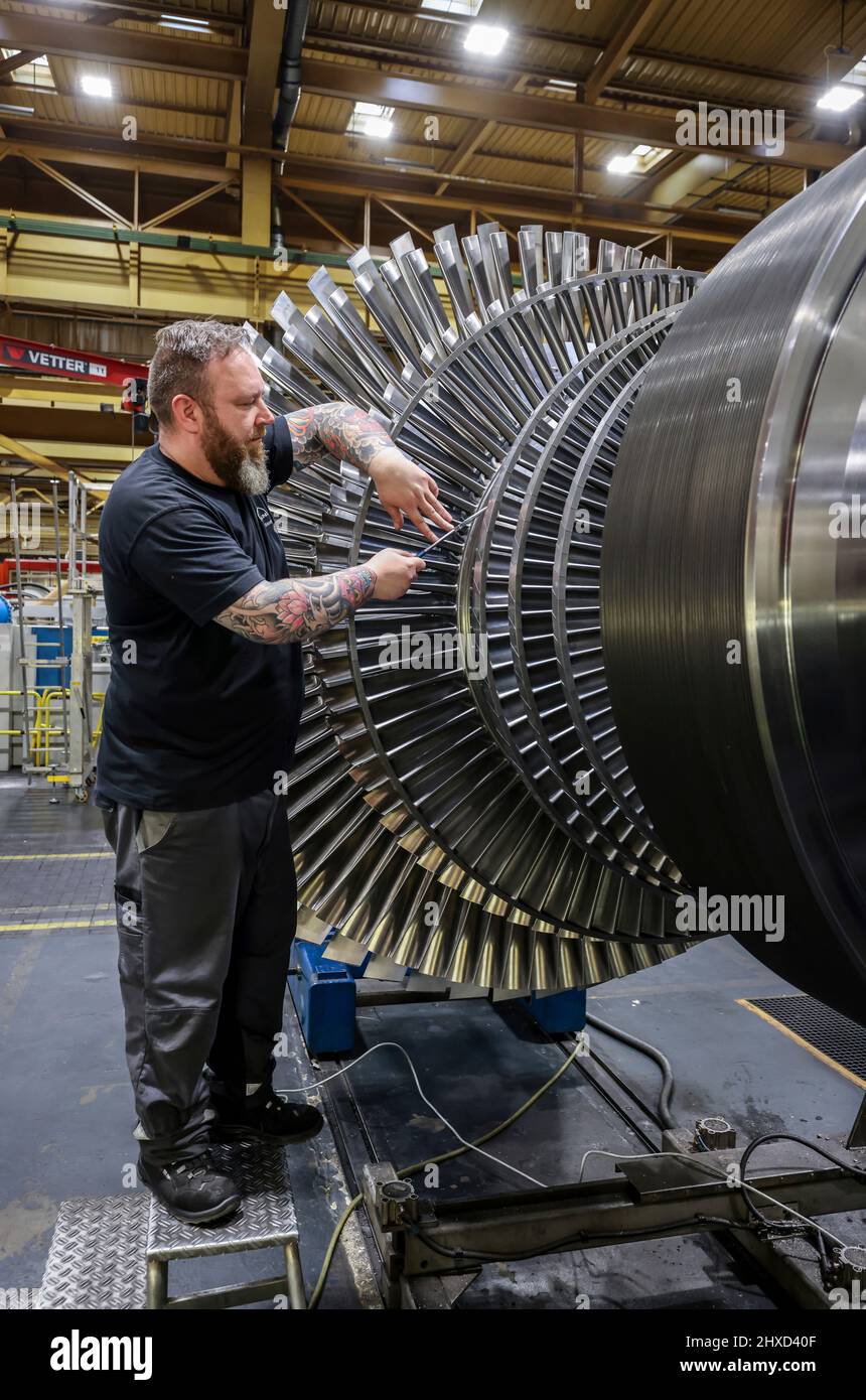 Mécanicien industriel travaillant sur une turbine à vapeur, MAN Energy Solutions, Oberhausen, Rhénanie-du-Nord-Westphalie, Allemagne Banque D'Images