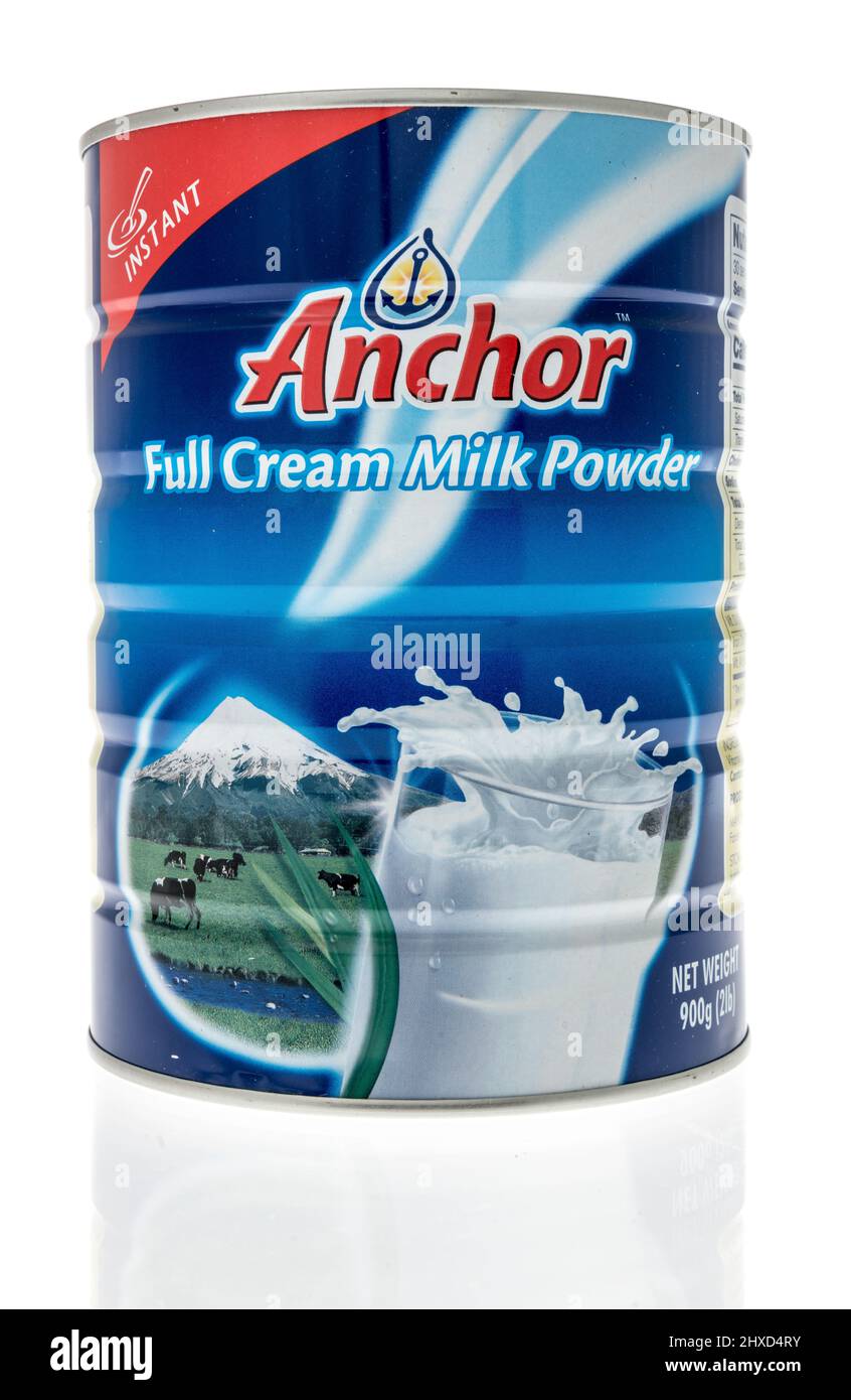 Winneconne, WI -6 Mars 2021: Une CAN d'Anchor crème complète en poudre de lait entier sur un fond isolé Banque D'Images