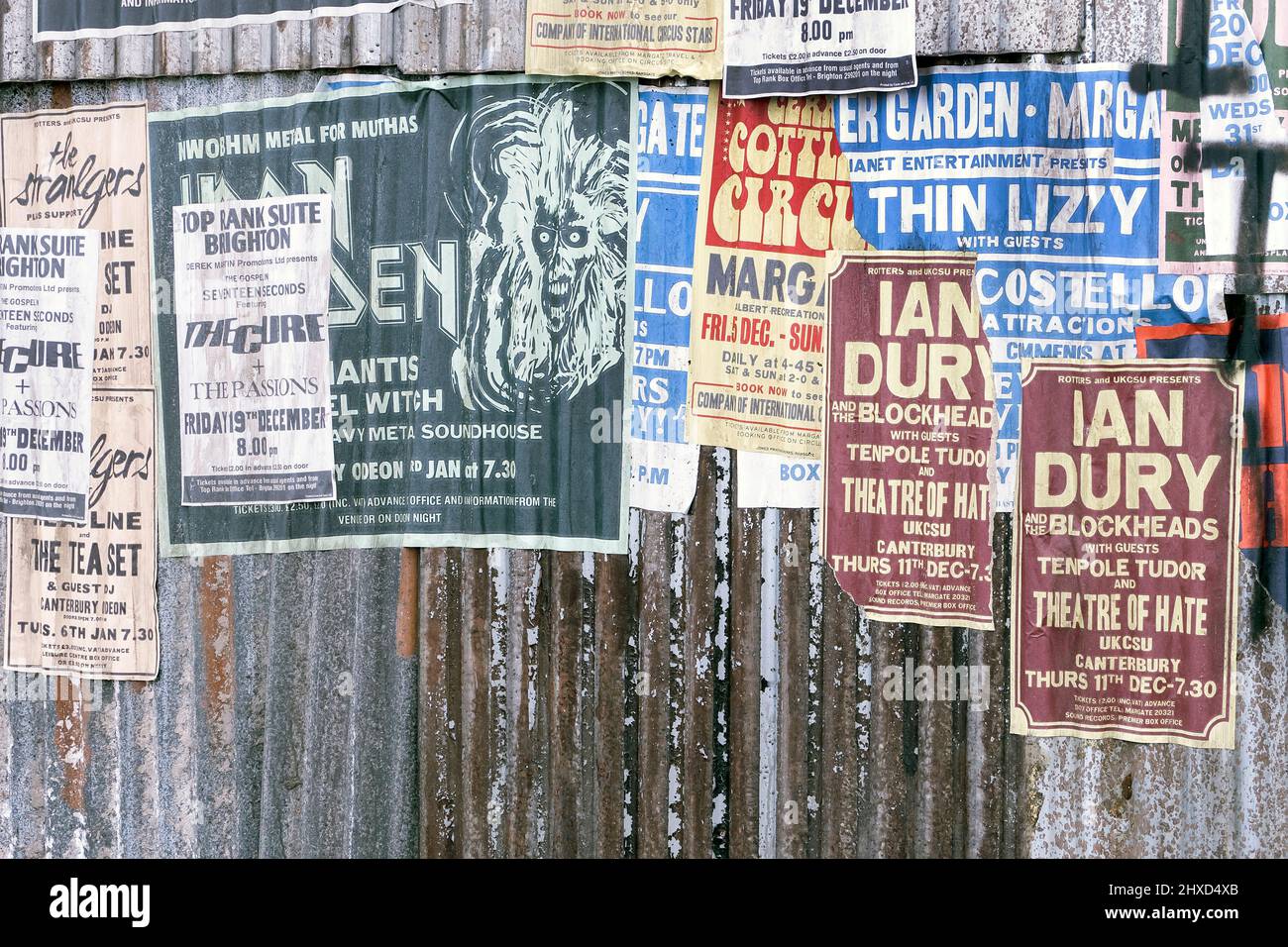 le groupe de rock des années 1970 affiche des affiches à la volée. Banque D'Images