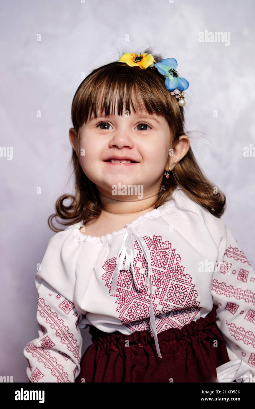 Sourire Bebe Fille Dans Un Beau Costume National De L Ukraine Photo Stock Alamy