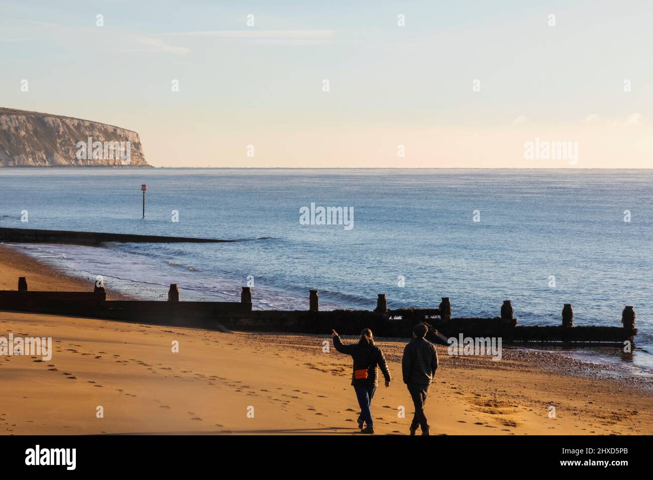 Angleterre, île de Wight, Sandown, couple de marche sur la plage de Sandown Banque D'Images