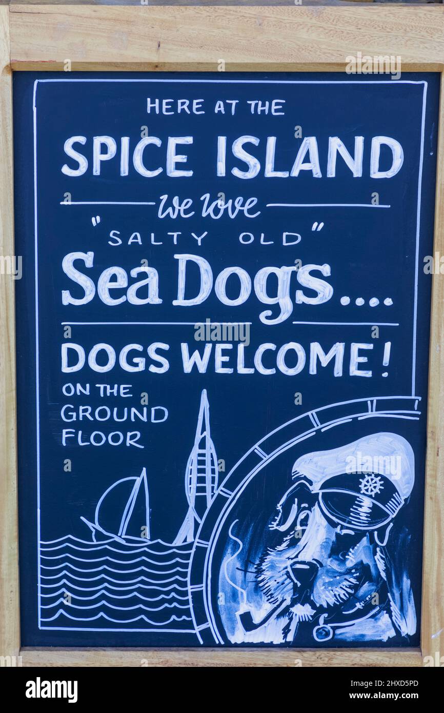 Angleterre, Hampshire, Portsmouth, Old Portsmouth, Bath Square, The Spice Island Pub, panneau de bienvenue pour chien amusant Banque D'Images