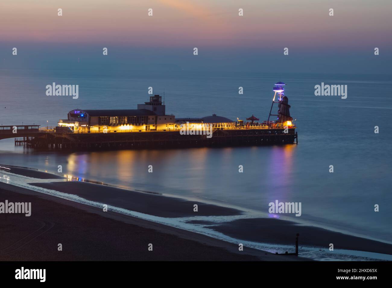 Angleterre, Dorset, Bournemouth, Bournmouth Beach et Pier at Dawn Banque D'Images