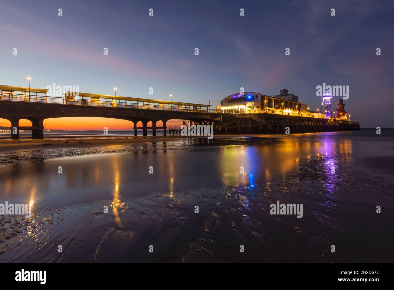 Angleterre, Dorset, Bournemouth, Bournmouth Beach et Pier at Dawn Banque D'Images