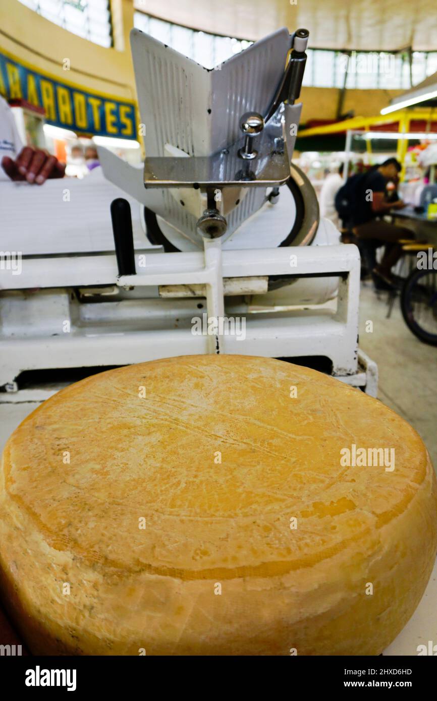 Comptoir à fromage la Suiza Abarrotes, Mercado Michoacan, Mexico, Mexique Banque D'Images