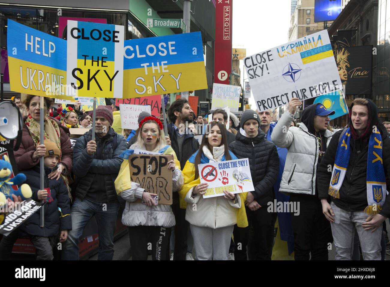 Démonstration de « Stand with Ukraine » à Times Square à New York. Les Ukrainiens et d'autres Américains viennent condamner Poutine et l'attaque russe contre l'Ukraine. Banque D'Images