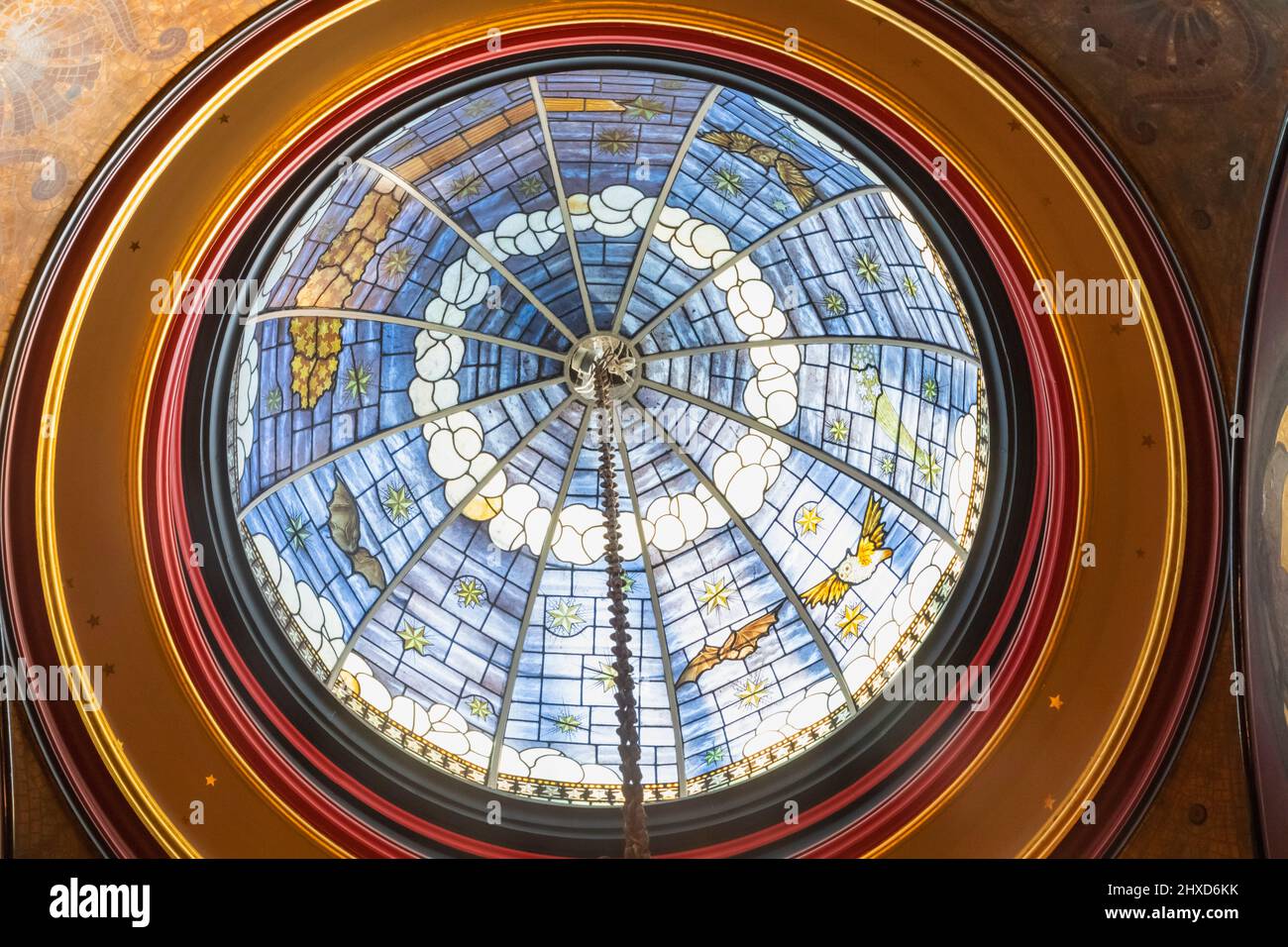 Angleterre, Dorset, Bournemouth, Musée Russell-cotes, Stairway Skylight avec vitraux Banque D'Images