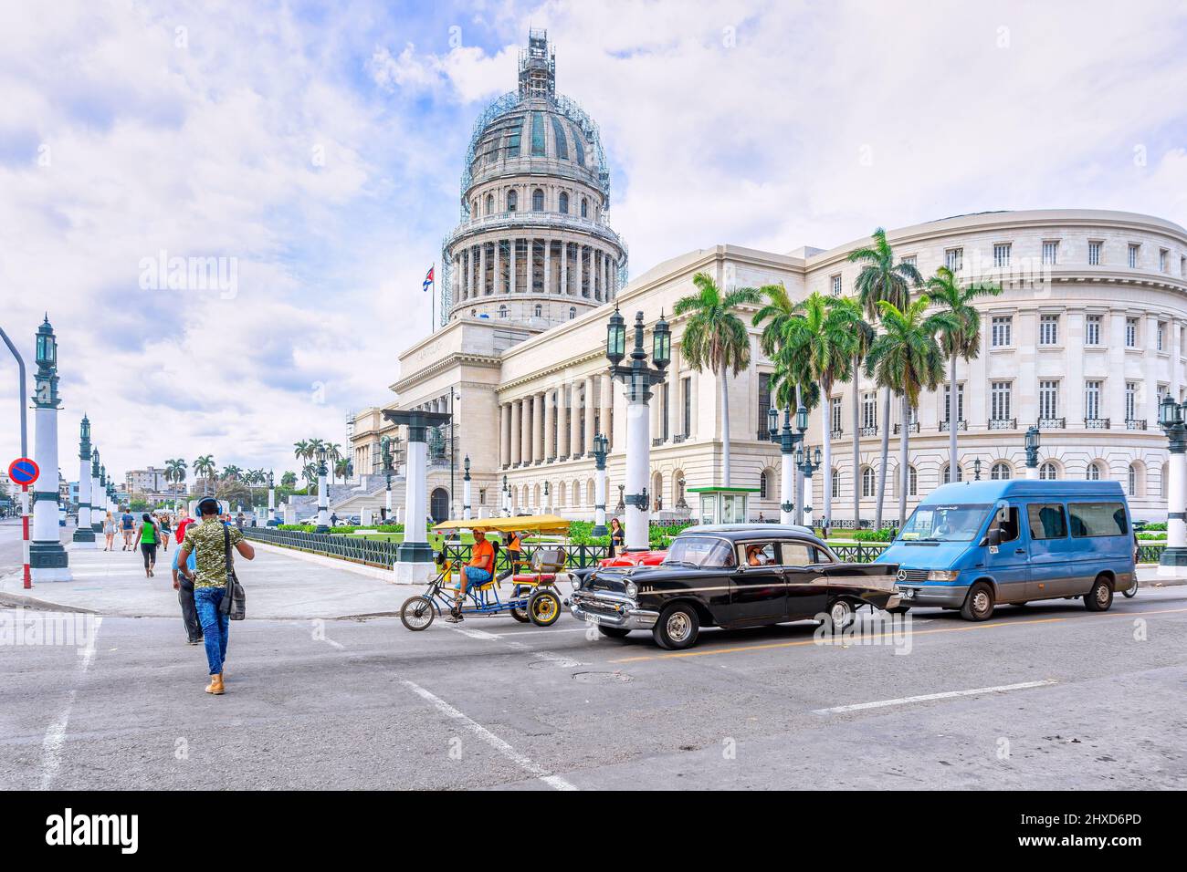 Vieille voiture vintage par El Capitolio, la Havane, Cuba, mars 2017 Banque D'Images