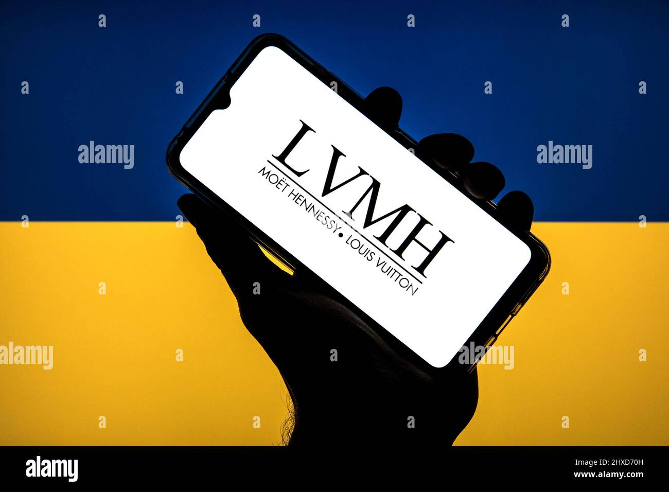 Sur cette photo, un logo LVMH apparaît sur un smartphone avec un drapeau ukrainien en arrière-plan. Banque D'Images