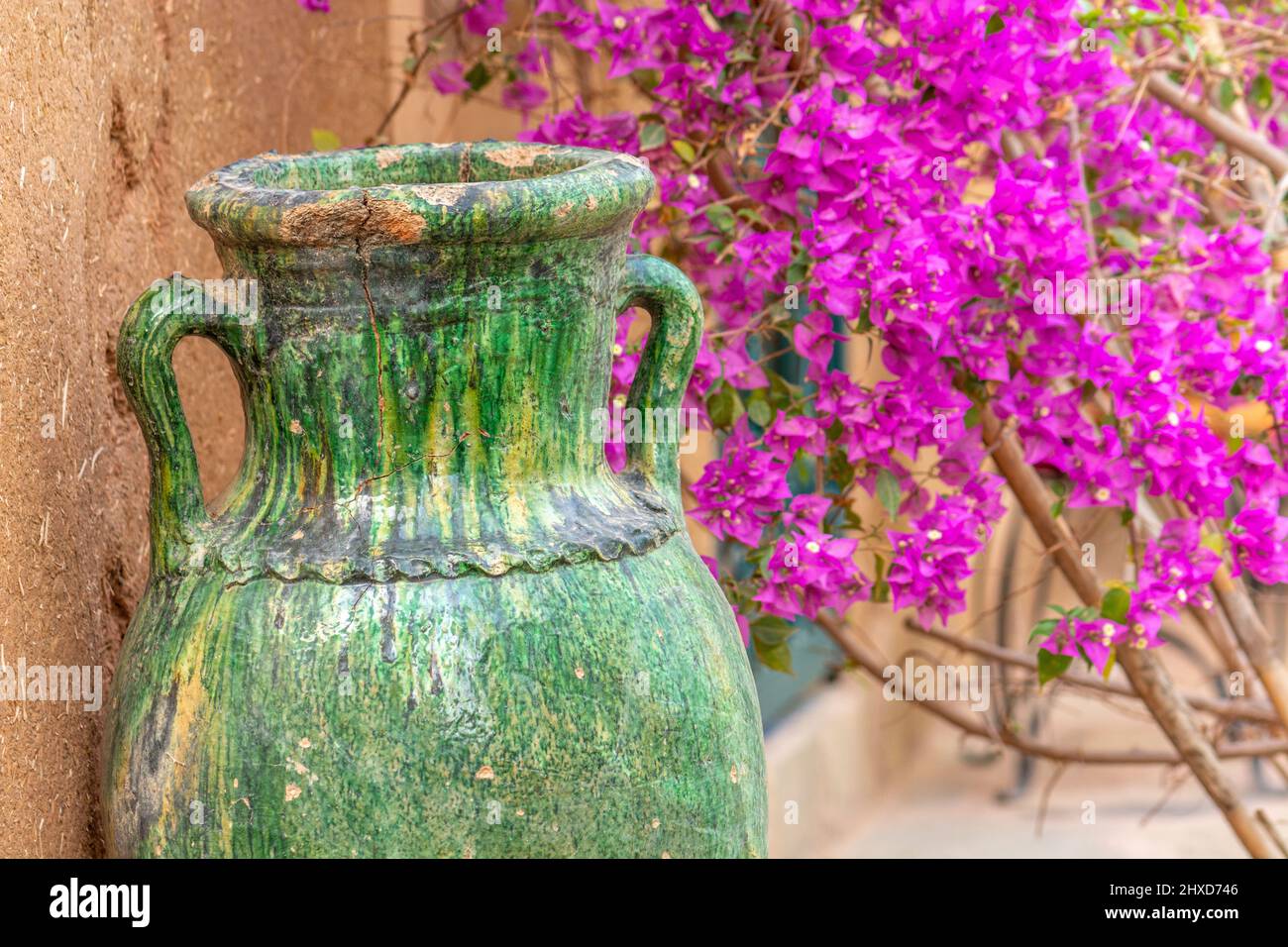 Céramique verte traditionnelle de Tamegroute au Maroc. Poterie berbère et poterie marocaine. Banque D'Images