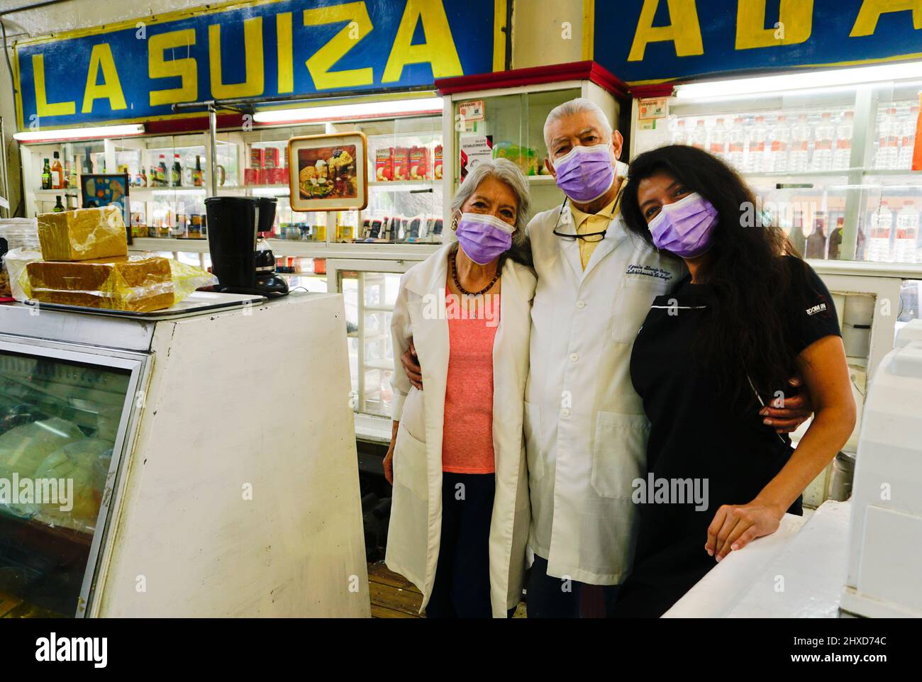 Propriétaires familiaux de fromagerie dans le marché Mercado Michoacan, Mexico, Mexique Banque D'Images