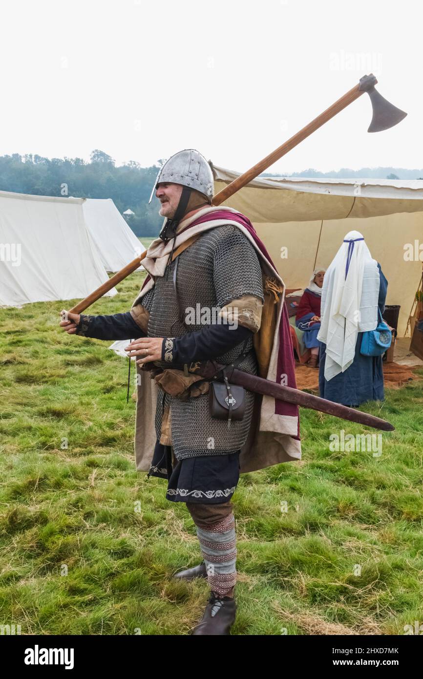 Angleterre, East Sussex, Battle, le festival annuel de reconstitution de la bataille de Hastings 1066, participant vêtu d'armure saxonne médiévale Banque D'Images