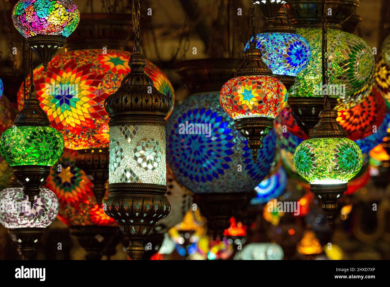 Lampes en verre colorées dans un magasin, Bodrum, Turquie Banque D'Images