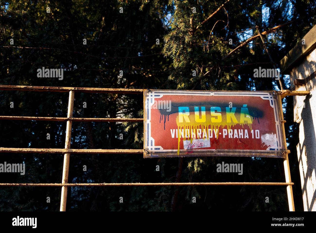 Le panneau de rue rouge Ruska - traduction:russe - est peint en bleu et jaune comme drapeau ukrainien à Prague Vrsovice Banque D'Images