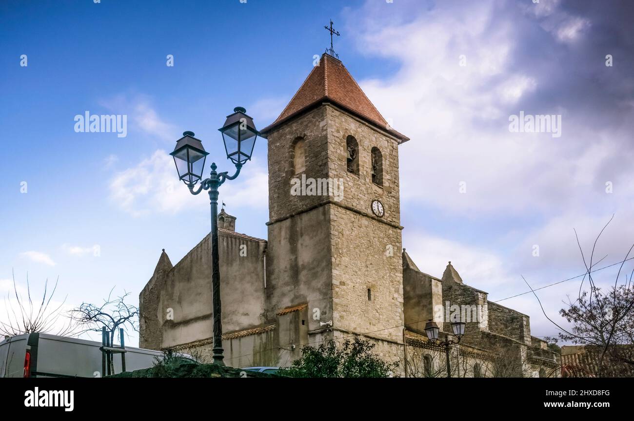 L'église Saint-Laurent à Azillanet a été construite au XVIIe siècle. Le territoire municipal appartient au Parc naturel régional du Haut Languedoc. Banque D'Images