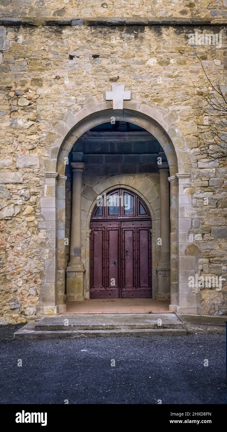 Portail d'entrée de l'église Saint Laurent à Azillanet. Le territoire municipal appartient au Parc naturel régional du Haut Languedoc. Banque D'Images