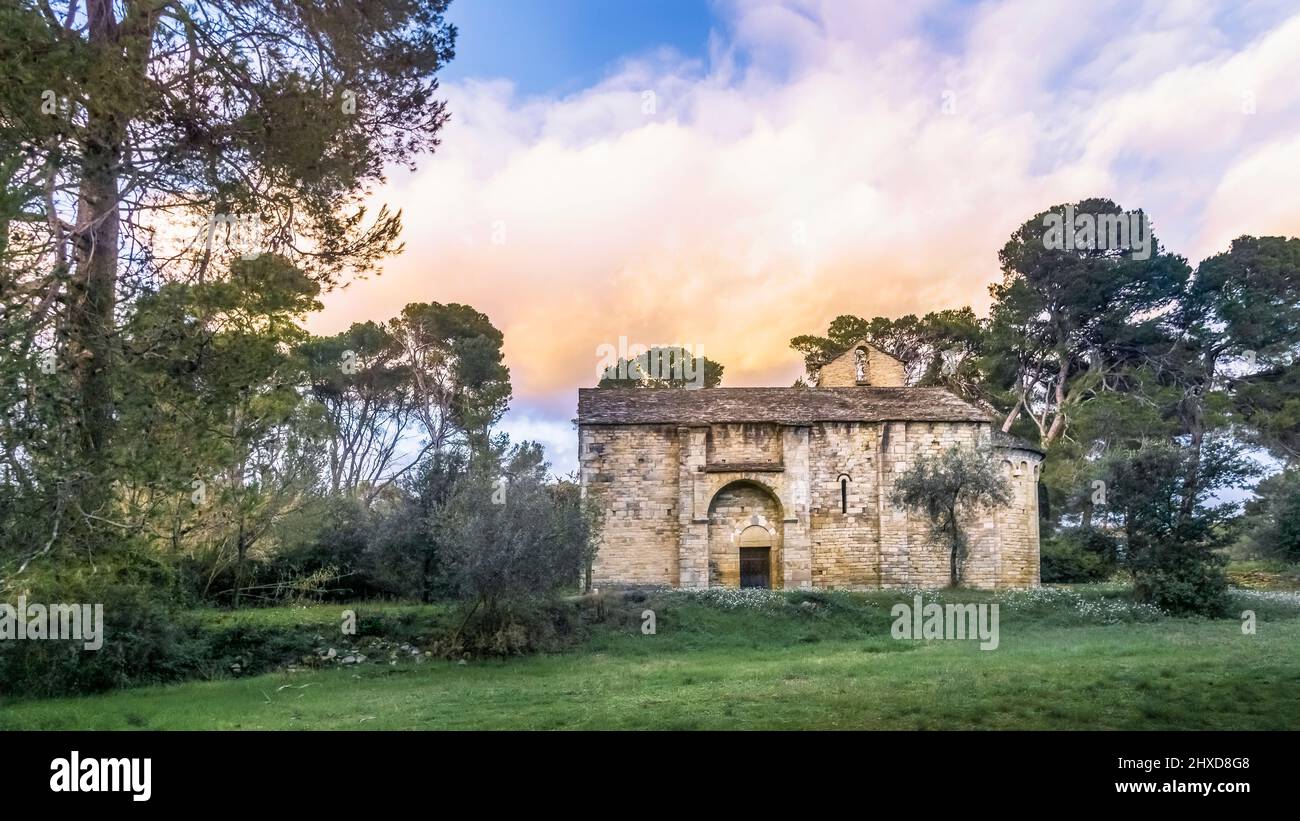 Chapelle de Saint Germain de la serre près de Cesseras. Il a été construit au XI - XII siècle. Il a une tête romane-Lombard avec une seule abside. Monument historique. Le territoire de la commune appartient au Parc naturel régional du Haut Languedoc. Banque D'Images