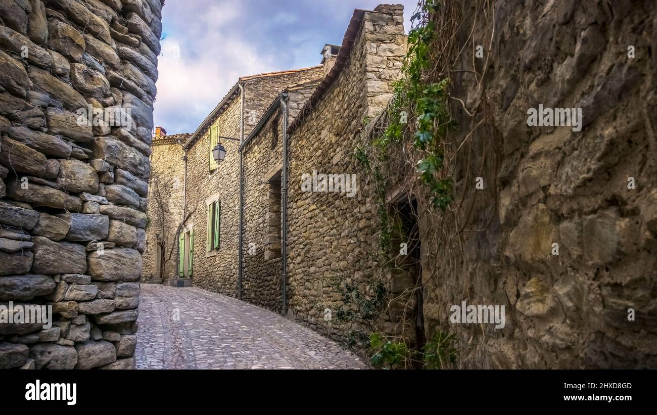 Rue du village à Cesseras. Le territoire de la commune appartient au Parc naturel régional du Haut-Languedoc. Banque D'Images