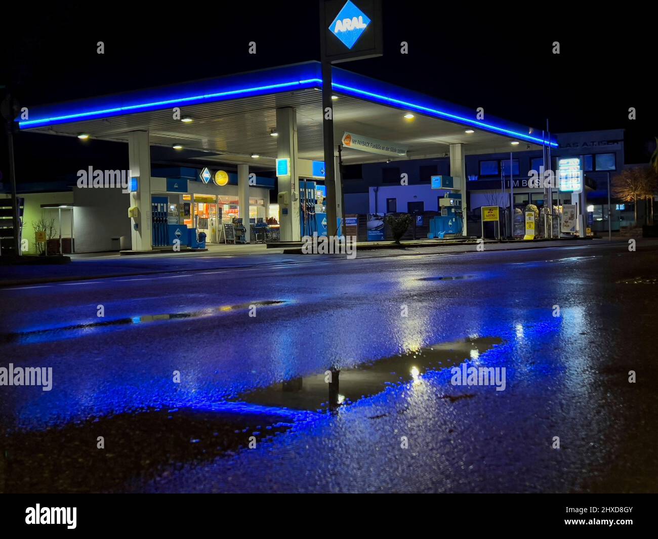 Station-service d'Aral à Stuttgart-Möhringen la nuit Banque D'Images