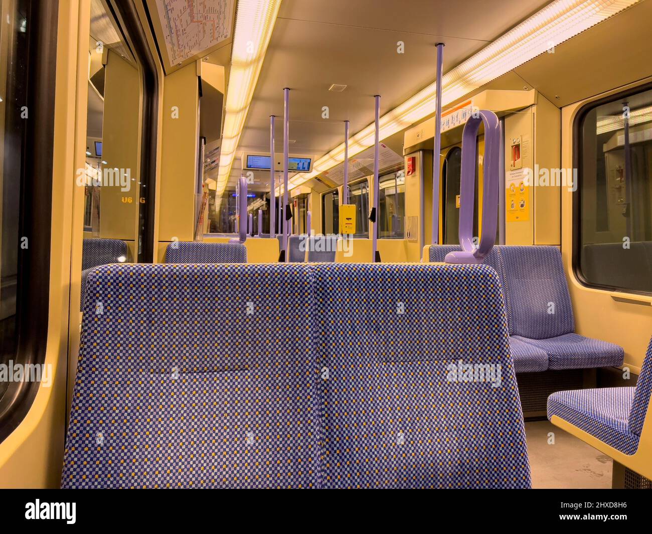 Intérieur d'un tramway déserté le soir Banque D'Images