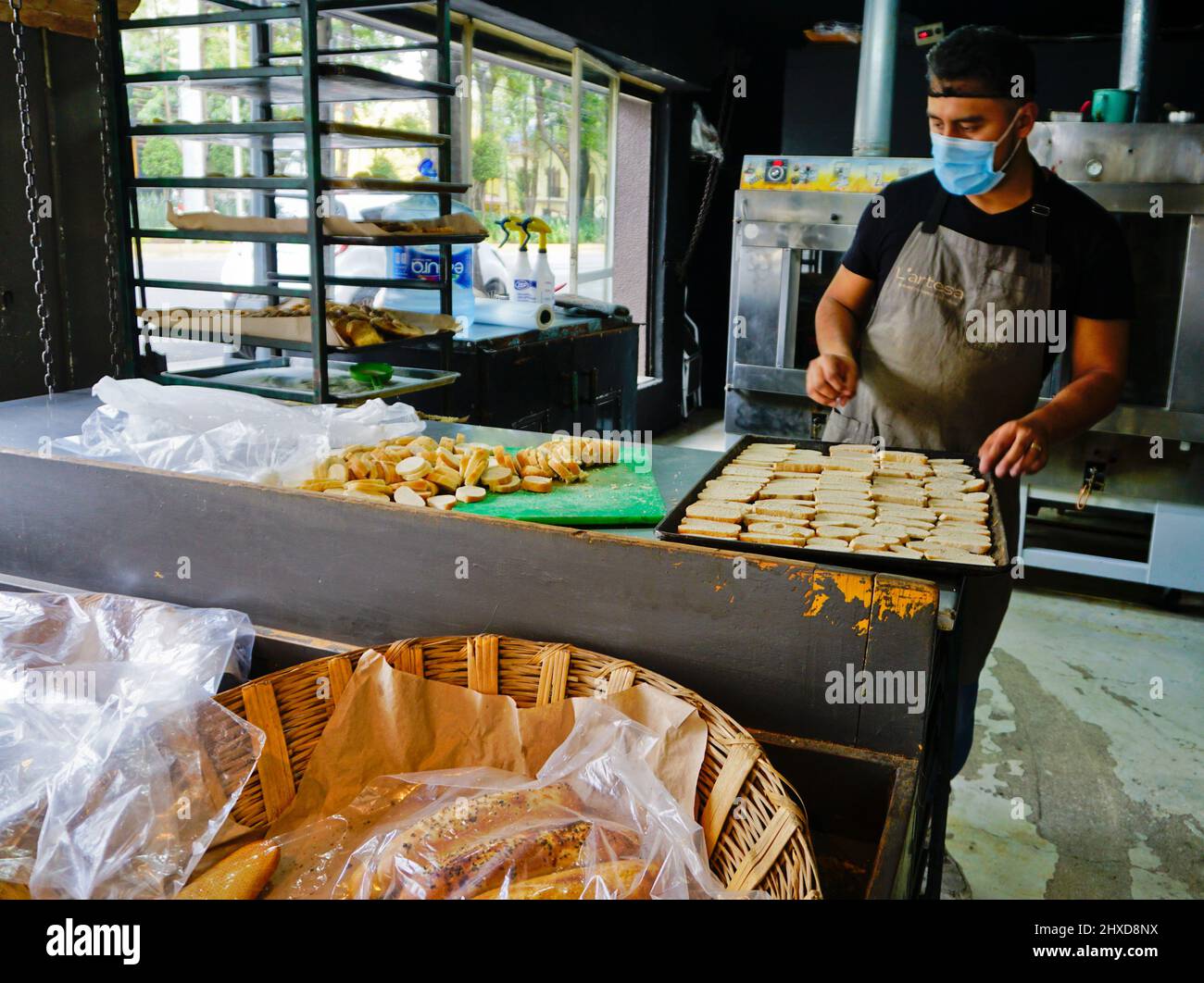 Fabrication de croûtons, boutique artisanale de pain appartenant à une femme, l'Artisa, dans la région hip la Condesa, Mexico, Mexique Banque D'Images