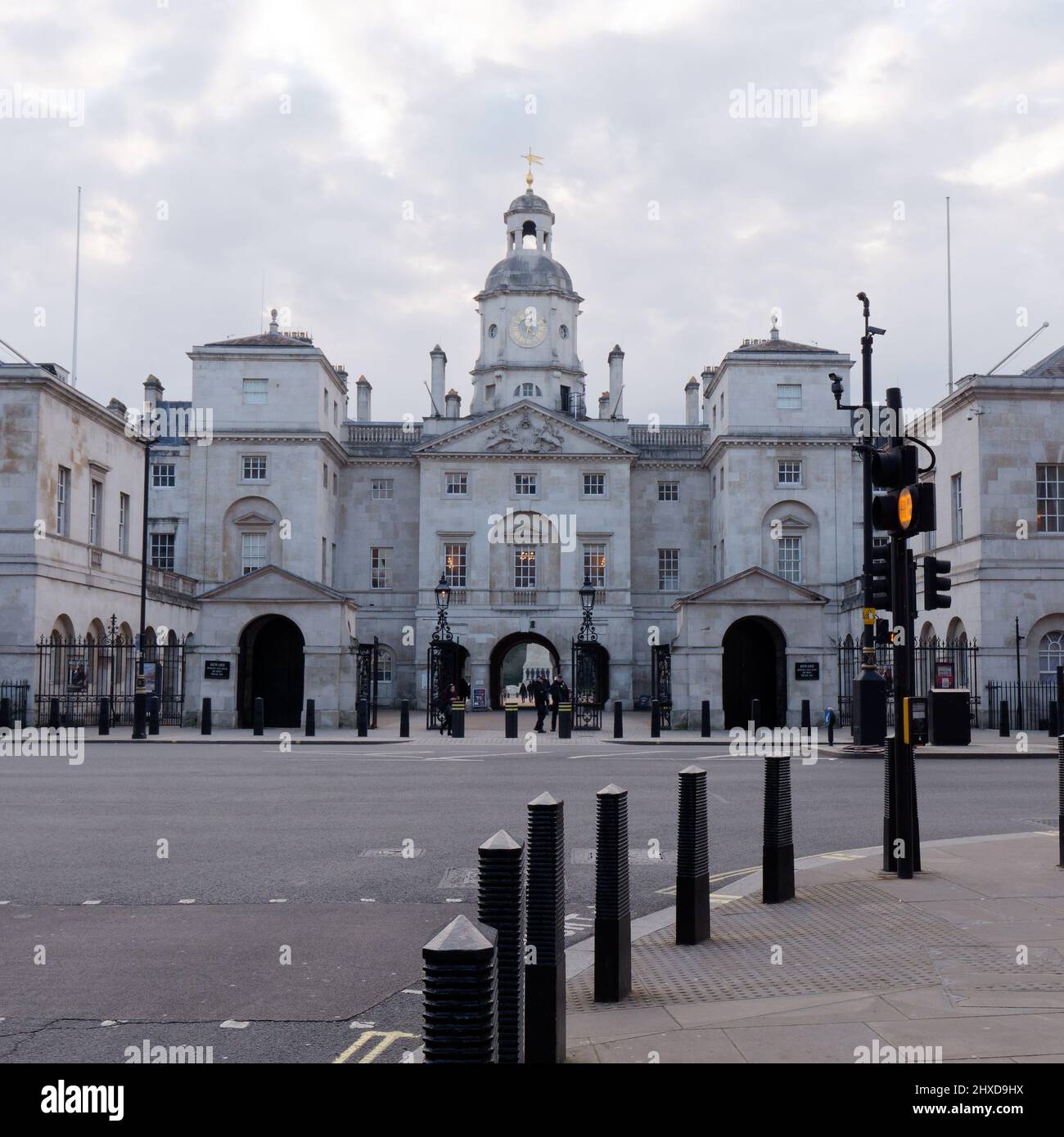 Londres, Grand Londres, Angleterre, 08 2022 mars : parade des gardes à cheval dans la soirée, vue de Whitehall. Banque D'Images