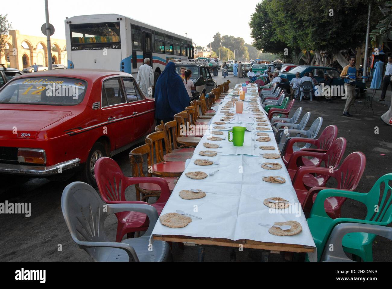 Egypte, le Caire , Khan el Khalili , Iftar, briser le jeûne, table avec du pain pour le repas du soir pendant le Ramadan, l'Egypte dépend beaucoup des importations étrangères de blé / AEGYPTEN, Kairo, Stadtteil Khan el Khalili , gedeckter Tisch mit Brotfladen zum Fastenbrechen während des ramadan, Aegypten sehr Stark von Weizenimporten ab Banque D'Images